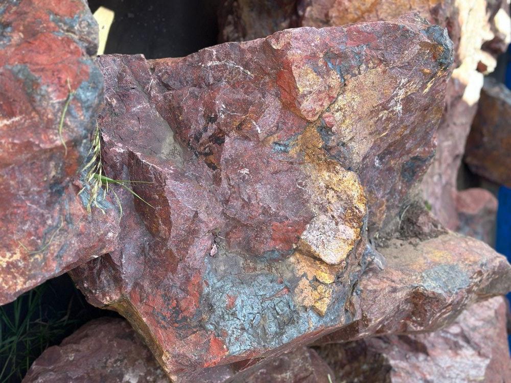 Камни для ландшафтного дизайна красно-фиолетовые 10-60 килограмм купить в Нягани