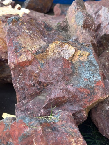 Камни для ландшафтного дизайна красно-фиолетовые 10-60 килограмм купить в Нягани