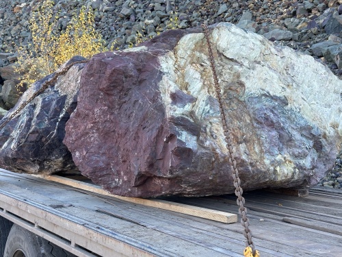 Огромные красно-фиолетовые валуны для ландшафтного дизайна весом более 5 тонн купить в Нягани