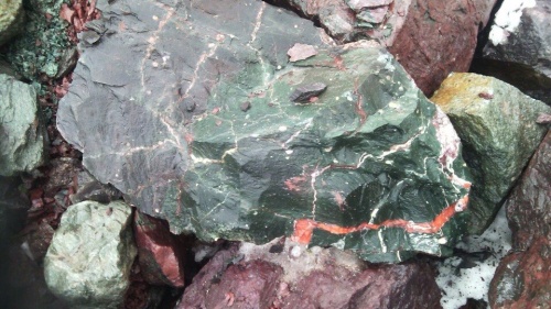 Гигантские зелёные валуны для ландшафтного дизайна весом более 5 тонн купить в Нягани