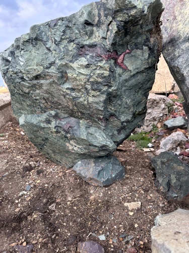 Гигантские зелёные валуны для ландшафтного дизайна весом более 5 тонн купить в Нягани