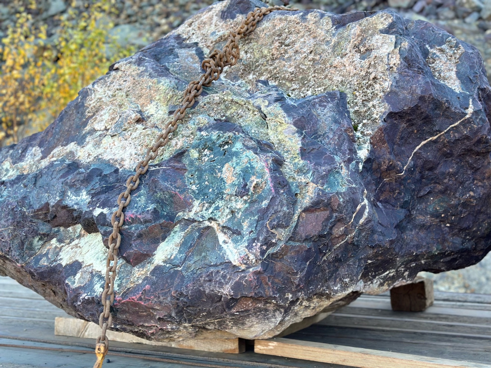 Огромные красно-фиолетовые валуны для ландшафтного дизайна весом более 5 тонн купить в Нягани