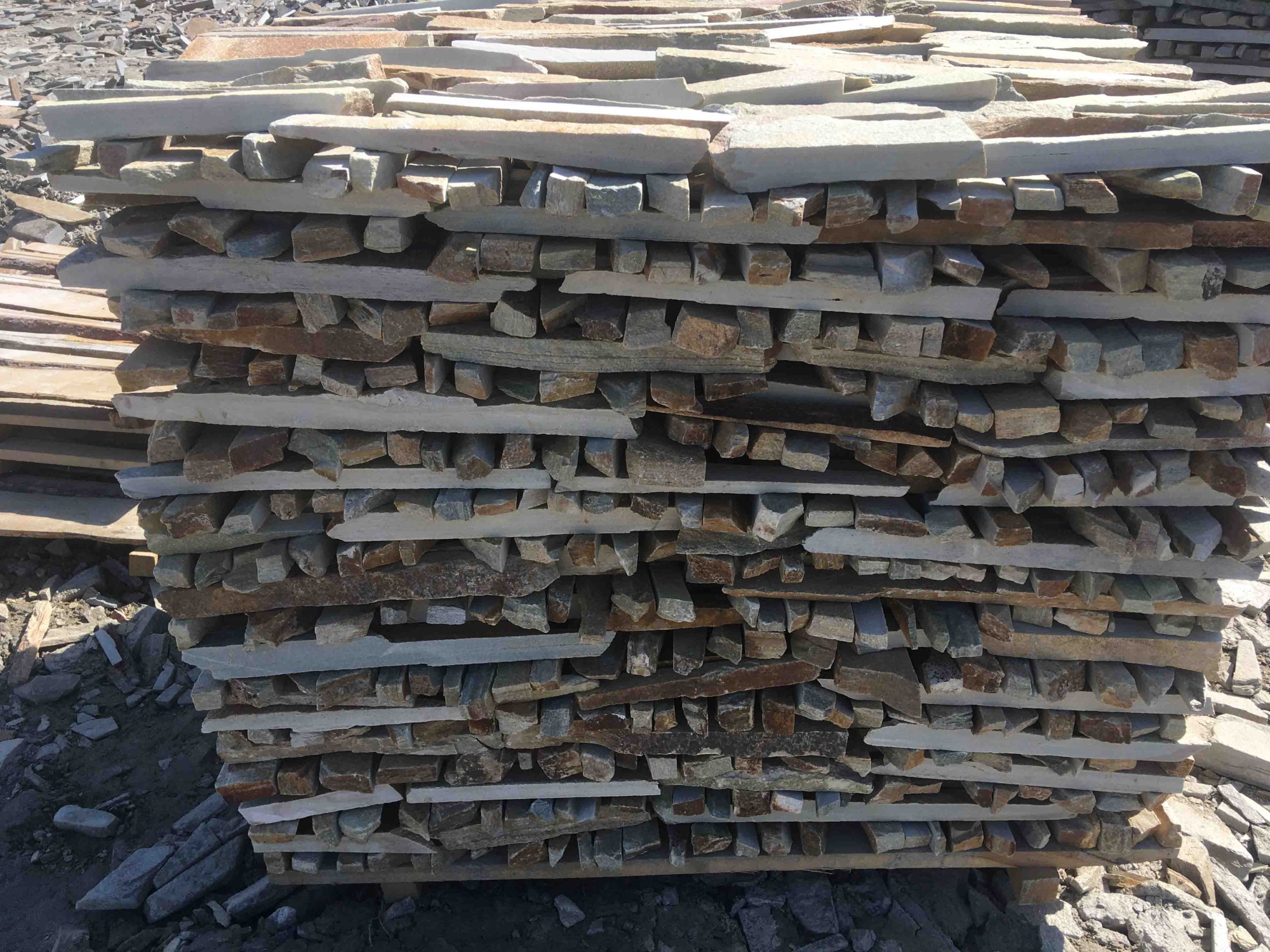 Горбушка златолит золотистый для облицовки купить в Нягани