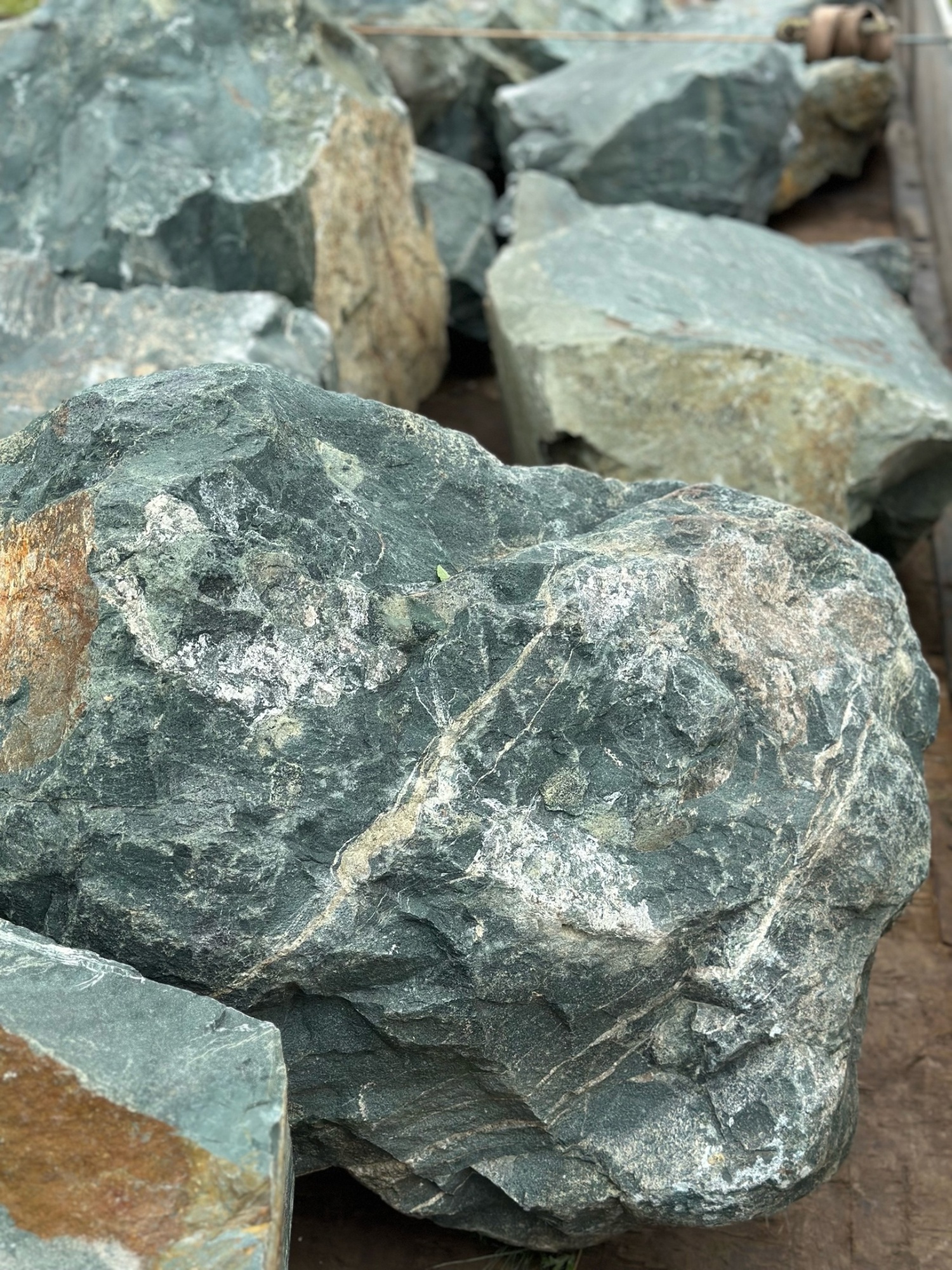 Камни для ландшафтного дизайна зелёные 10-60 килограмм купить в Нягани