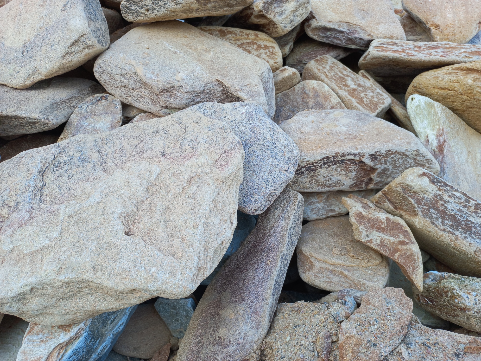 Златолит жёлтый, жёлто-зелёный глыбки и валуны для ланшафтного дизайна купить в Нягани