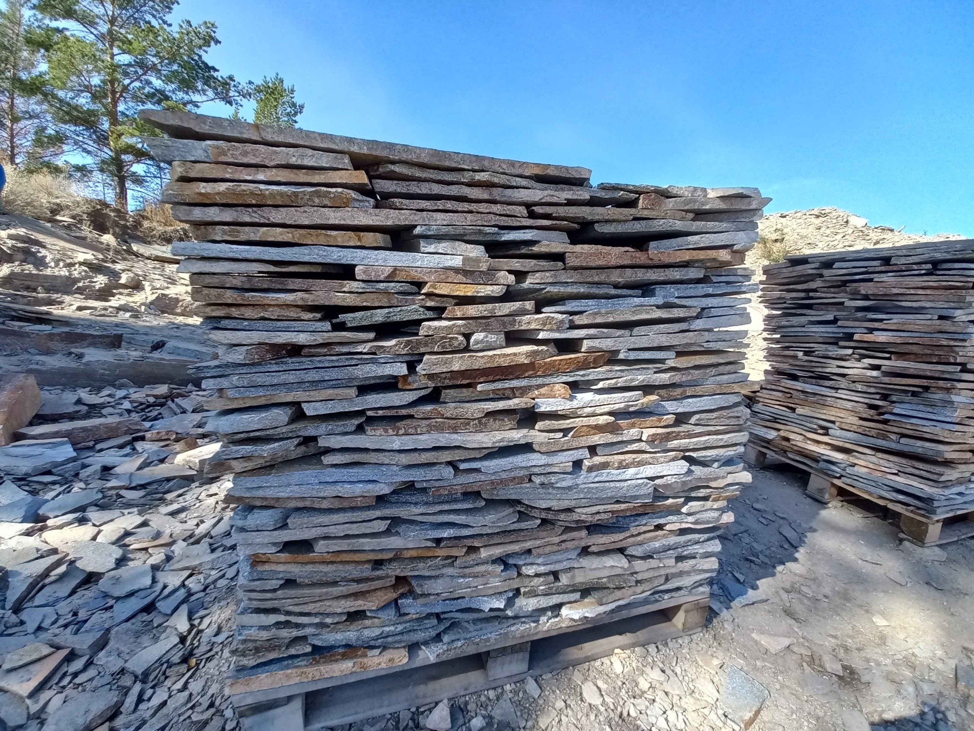 Плитняк златолит серебристый для фасада купить в Нягани