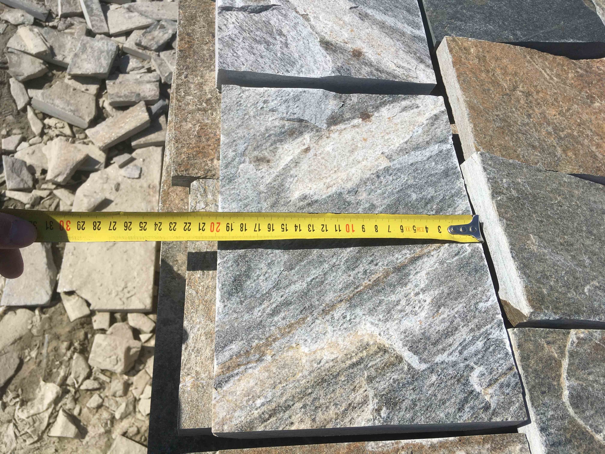 Плитка пилёная златолит Уральский для цоколя, отмостки купить в Нягани