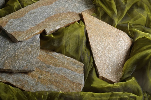 Плитняк златолит Уральский для цоколя, отмостки купить в Нягани