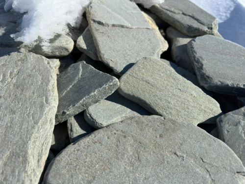 Плитняк златолит зелёный галтованный для цоколя купить в Нягани